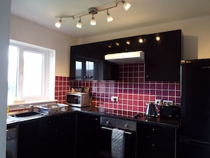 Refrigerador con freezer, microondas, horno, placa de cocina