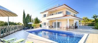 Villa spacieuse et moderne avec piscine privée et vue sur la mer