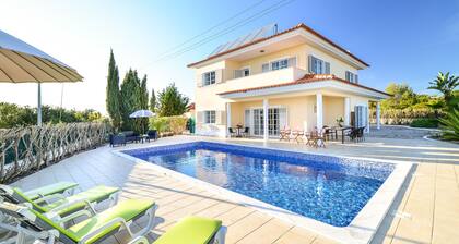 Geräumige, moderne Villa mit privatem Pool und Meerblick