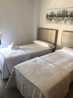 2 chambres, fer et planche à repasser, Wi-Fi, draps fournis