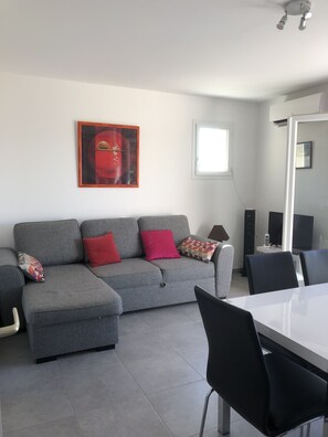 TV, tavolo da ping pong, impianto stereo