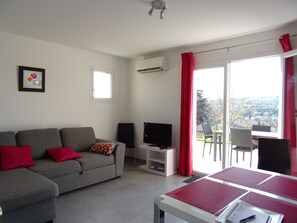 Télévision, table de tennis de table, chaîne hi-fi