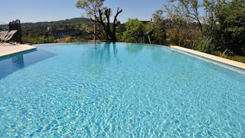 Een buitenzwembad en een verwarmd zwembad