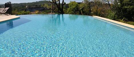 Piscina all'aperto, una piscina riscaldata