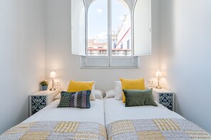 3 slaapkamers, geluiddichte muren, een strijkplank/strijkijzer, wifi