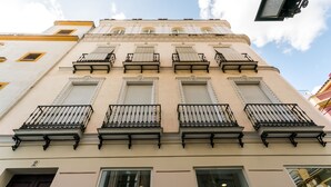 En byggnad med flera balkonger och fönster, präglad av en klassisk arkitekturstil.