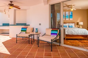 3 habitaciones, tabla de planchar con plancha y cuna de viaje 