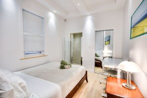 Työpöytä, silitysrauta/-lauta, ilmainen Wi-Fi, vuodevaatteet