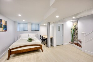 3 bedrooms, desk, iron/ironing board, free WiFi