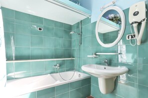 Combined shower/bathtub, hair dryer, bidet, towels