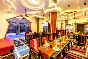 Frokost og lunsj serveres, asiatiske retter, utsikt mot bassenget