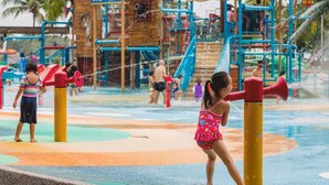 Parque acuático con diversas estructuras de juego y toboganes.