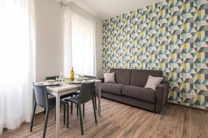 Apartment, 2 Schlafzimmer | Wohnzimmer | Fernseher