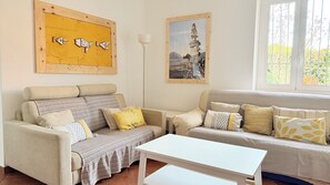 TV, fireplace, books - Apartment with garden near the Lake (Gravedona)