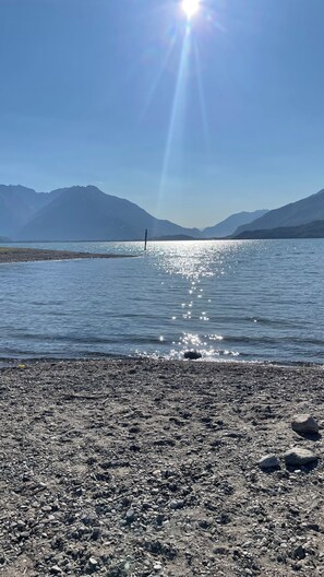 Sulla spiaggia, lettini da mare