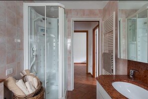 Douche, sèche-cheveux, bidet, serviettes fournies