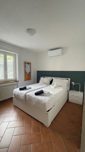 2 bedrooms, desk, iron/ironing board, free WiFi - Apartment with garden near the Lake (Gravedona)