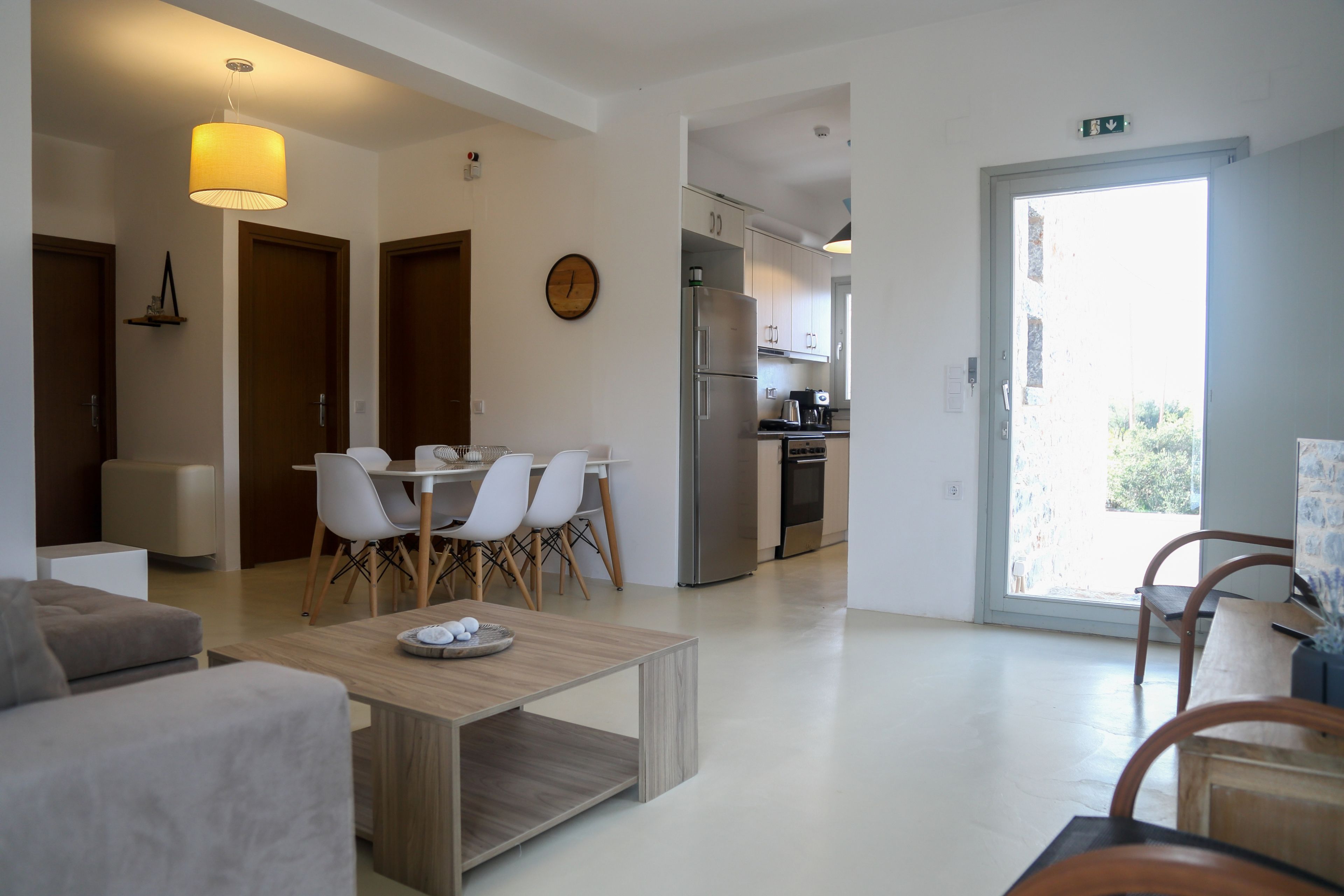 Full-sized fridge, microwave, oven, stovetop