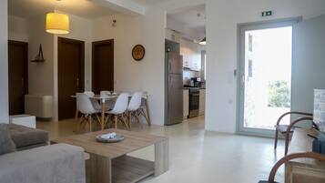 Full-sized fridge, microwave, oven, stovetop