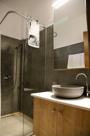 Panoramic-Haus, eingeschränkter Meerblick | Badezimmer | Dusche, Haartrockner, Handtücher