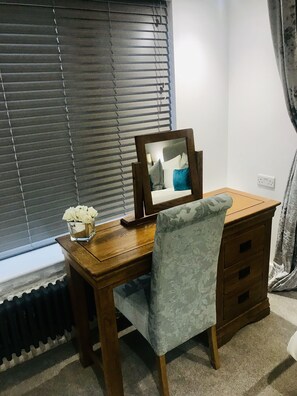 Family Studio Suite, Multiple Beds | Blackout drapes, soundproofing, iron/ironing board, free WiFi - The oxford guest house (Kidlington)