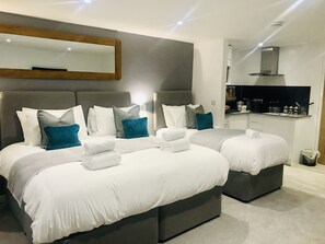 Studio Suite Keluarga, Beberapa Tempat Tidur | Tirai kedap cahaya, kedap suara, setrika/meja setrika, dan Wi-Fi gratis