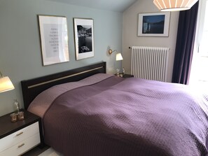 2 bedrooms, desk, soundproofing