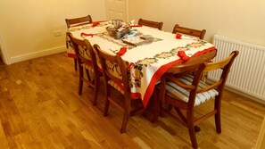 Appartement Standard, 2 chambres, vue sur la marina (Flat 1) | Repas dans la chambre