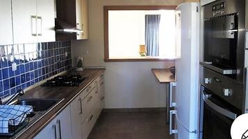 Mikrowelle, Ofen, Geschirrspüler, Wasserkocher mit Kaffee-/Teezubehör