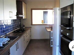 Microwave, oven, dishwasher, coffee/tea maker