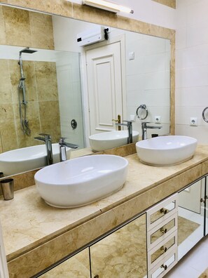 Ensemble douche/baignoire, sèche-cheveux, serviettes fournies