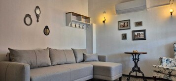 Design Dubleks, Birden Çok Yatak, Deniz Manzaralı | Oturma odası | Kablolu TV kanalları bulunan 24 inç LCD televizyon, televizyon 