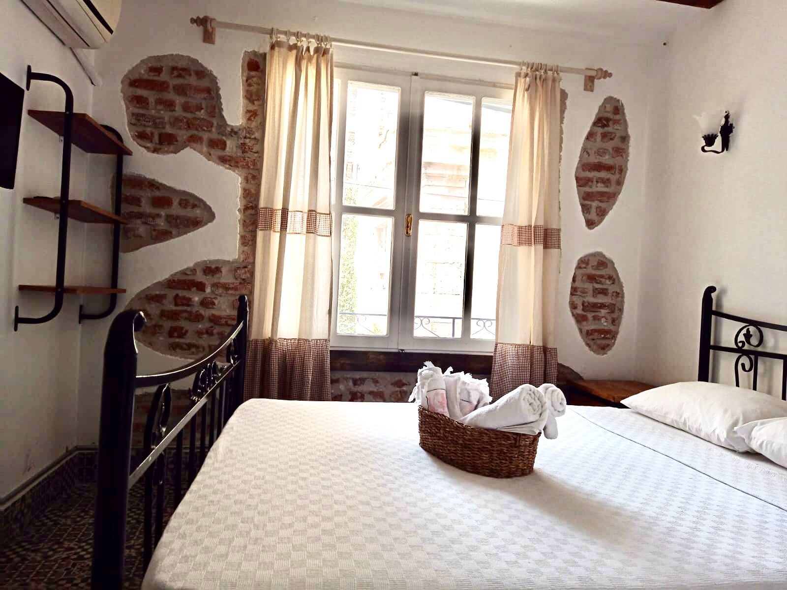 Hönnunarherbergi með tvíbreiðu rúmi | Ókeypis þráðlaus nettenging, rúmföt