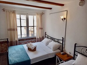 家庭三人房 | 免费 WiFi、床单