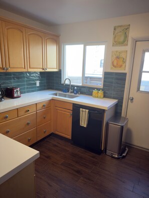 Een koelkast, een magnetron, een oven, een kookplaat