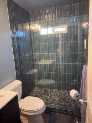 Douche, sèche-cheveux, serviettes fournies, savon