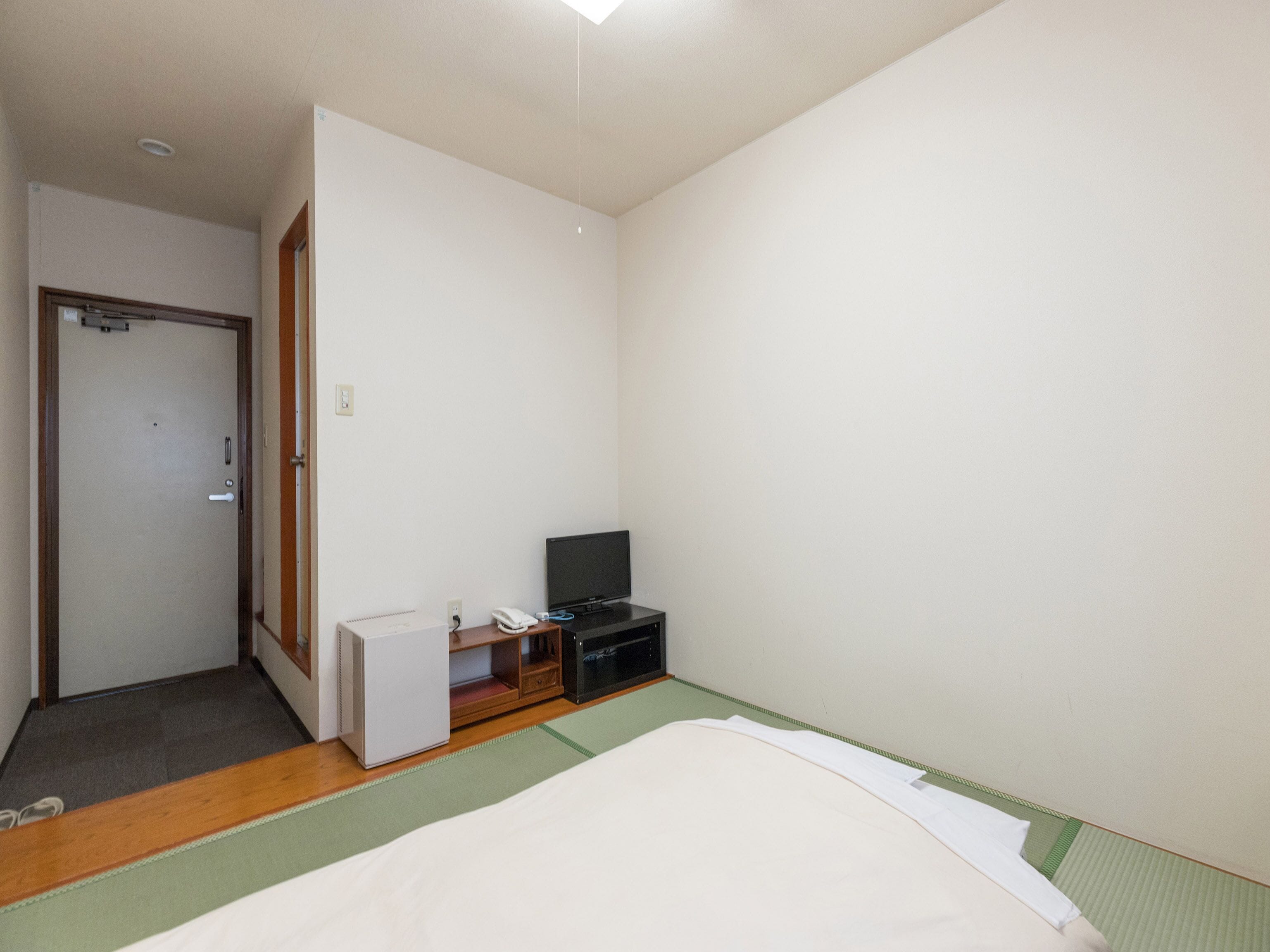 Tabla de planchar con plancha, wifi gratis, ropa de cama