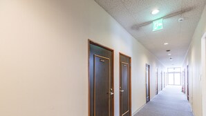 A long, narrow hallway with doors numbered 206 and 207. - Hotel Isesaki East (Isesaki)