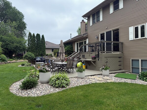Outdoor dining - EAA or Pyrotechnics Guild International Events -Executive Home only 20 min away! (Neenah)