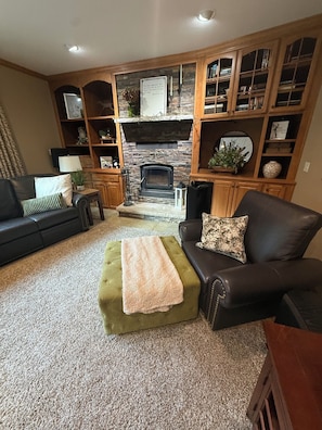 Smart TV, fireplace, DVD player, books - EAA or Pyrotechnics Guild International Events -Executive Home only 20 min away! (Neenah)