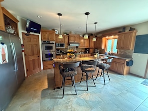 Coffee/tea maker, fridge, microwave, oven - EAA or Pyrotechnics Guild International Events -Executive Home only 20 min away! (Neenah)