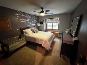 5 habitaciones, escritorio y tabla de planchar con plancha