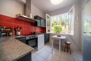 Geladeira, micro-ondas, lava-louças, torradeira