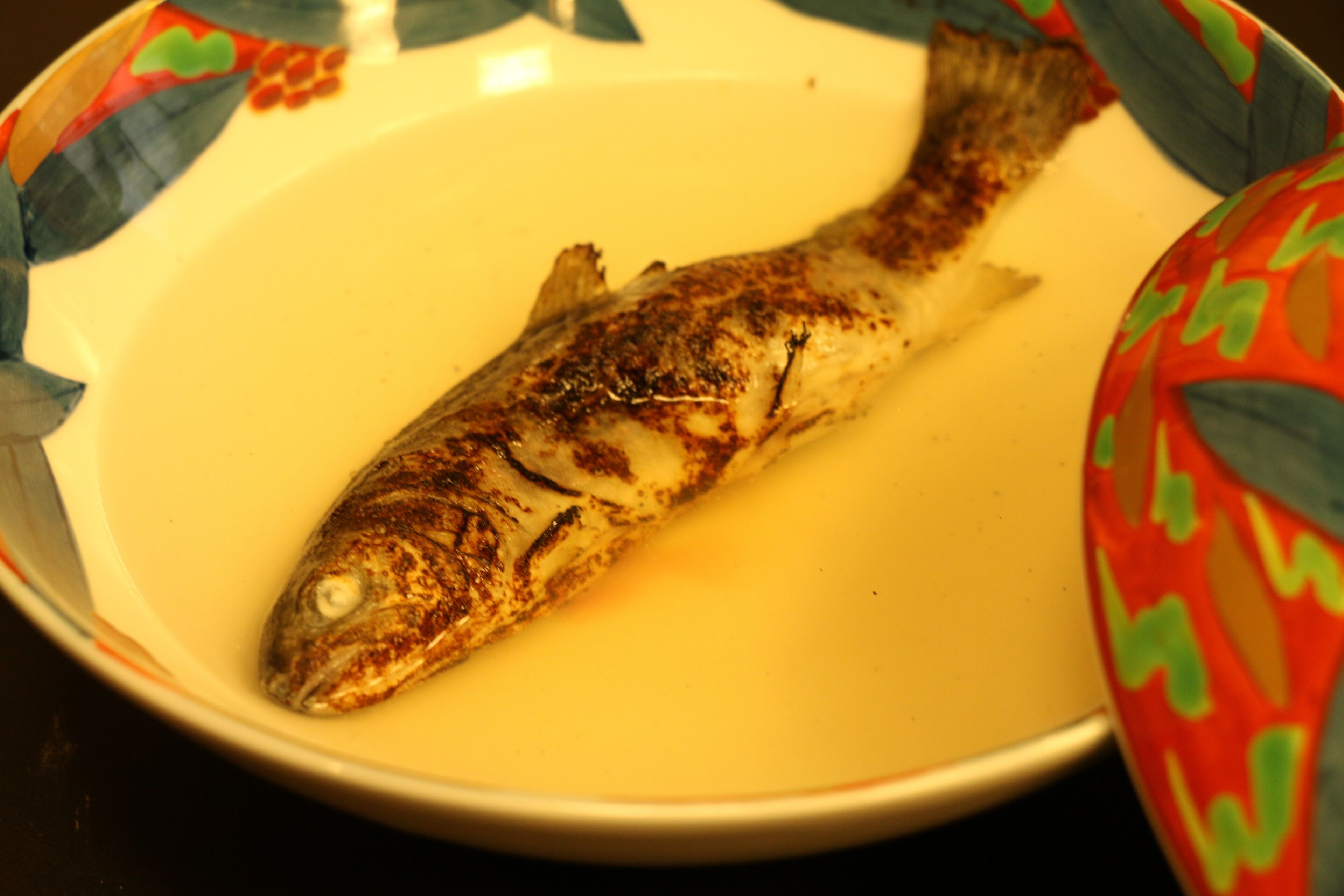 Un pescado en un plato.