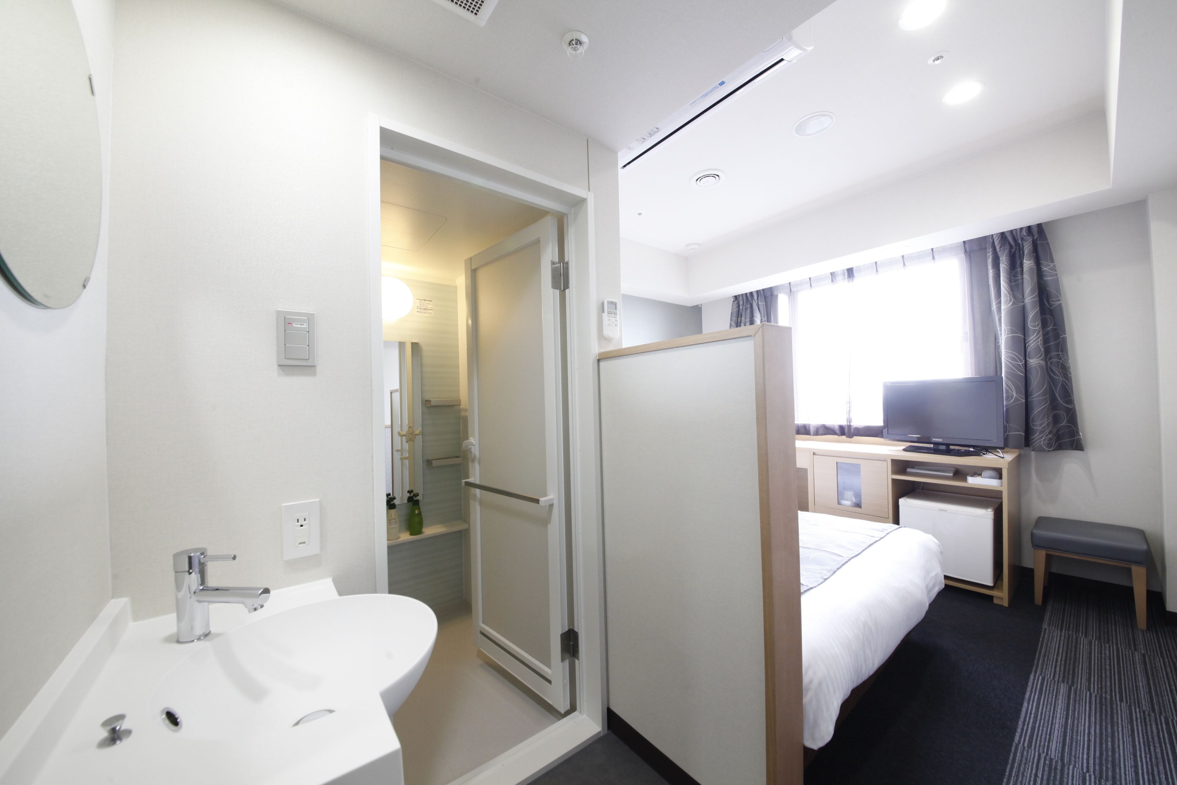 Escritorio y espacio para trabajar con un portátil