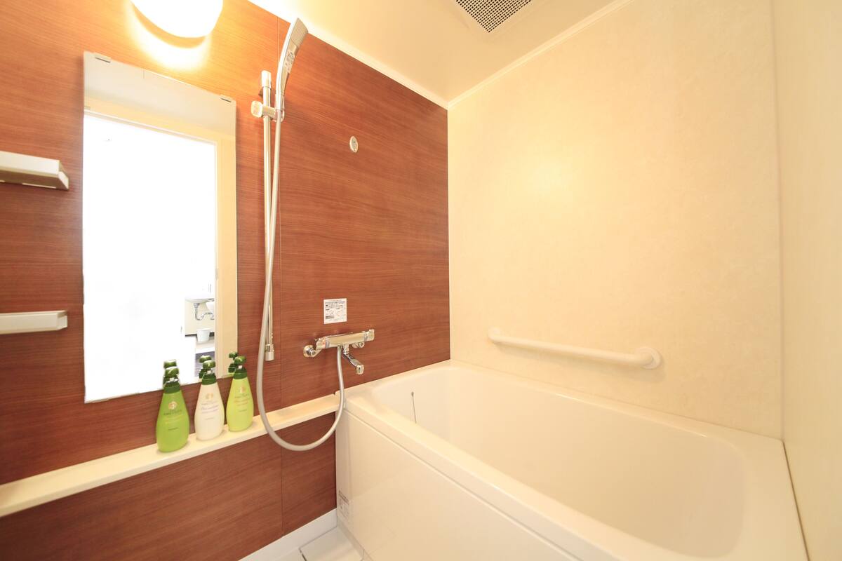 separate bathtub and shower, deep-soaking bathtub, free toiletries