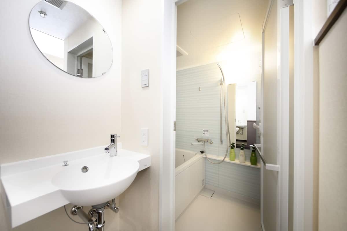 separate bathtub and shower, deep-soaking bathtub, free toiletries