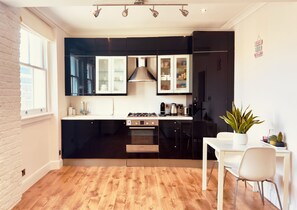 Een koelkast, een microgolfoven, een oven, een kookplaat