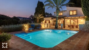 A modern house with a swimming pool, outdoor seating, and a well-lit patio area. - Villa SANDRO by Abahana Villas (Benissa)
