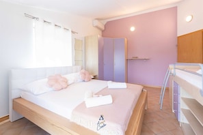 4 bedrooms, iron/ironing board, free WiFi, bed sheets